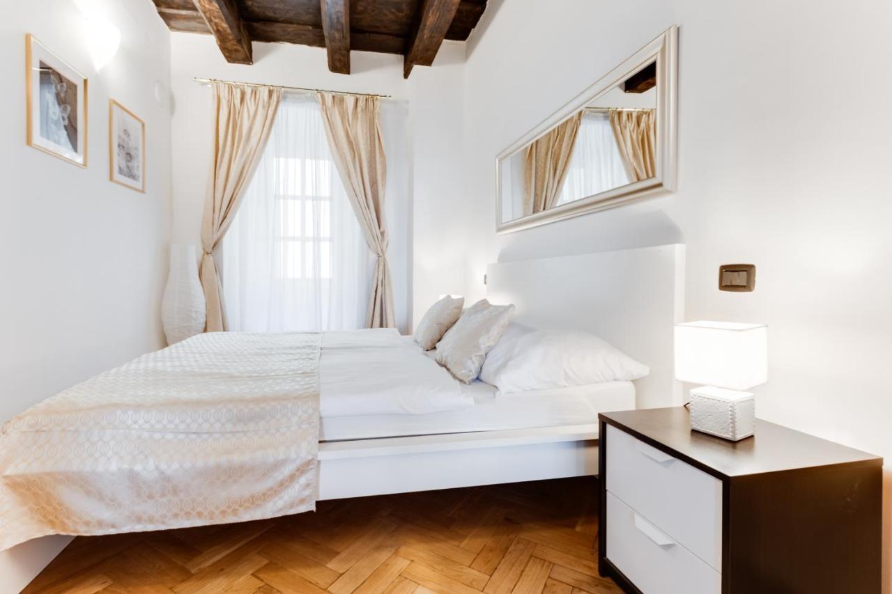 Charles Bridge Royal Apartments - Castle District 프라하 외부 사진