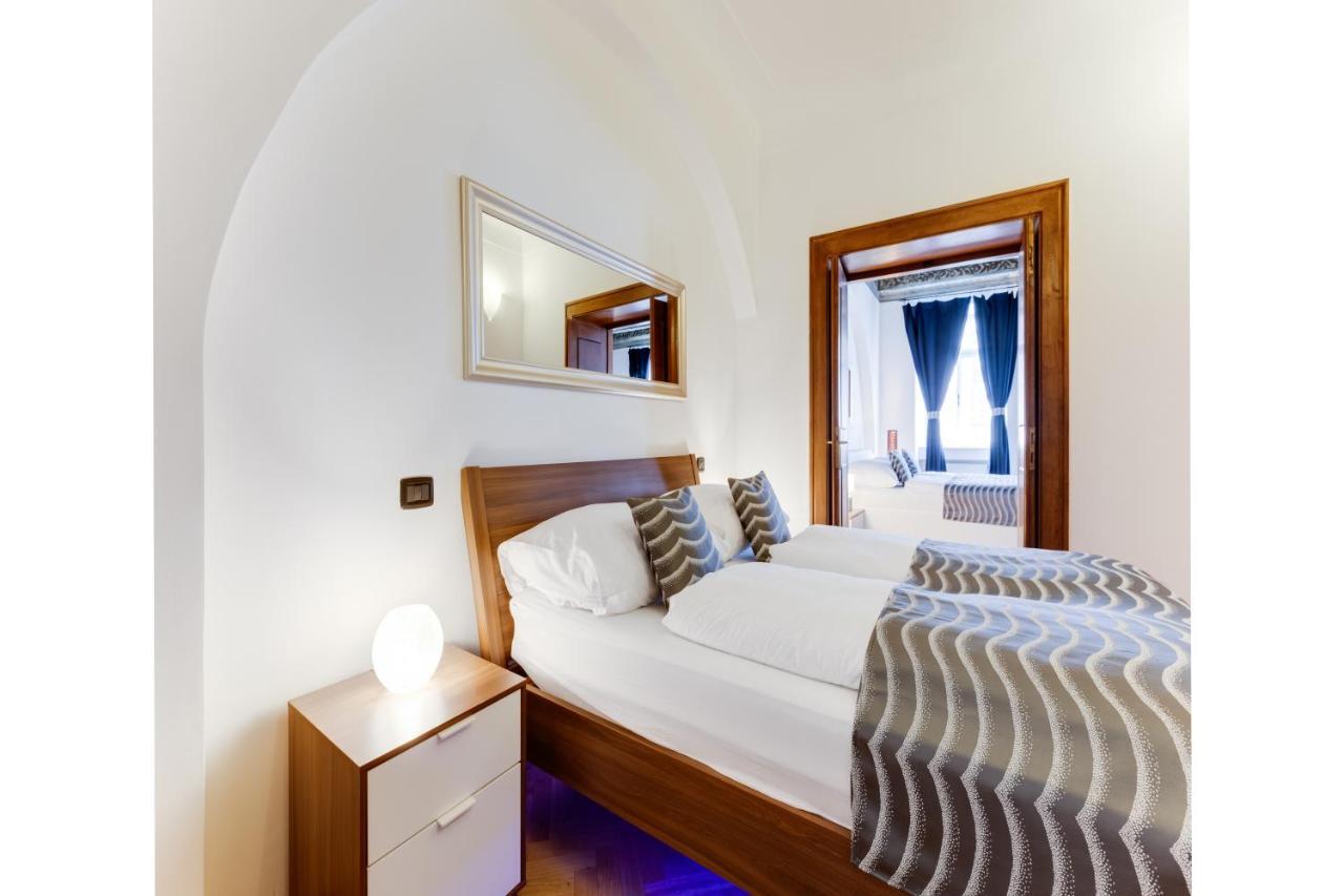 Charles Bridge Royal Apartments - Castle District 프라하 외부 사진